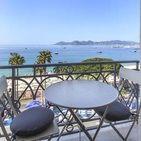 Superbe 2 Pieces, Palais Miramar *